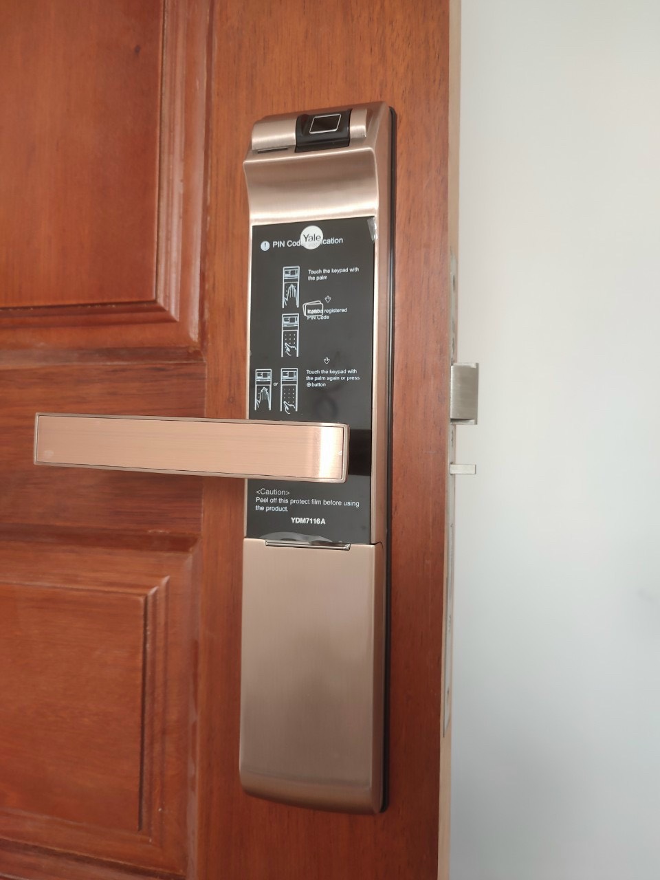 Khóa cửa vân tay Yale YDM7116A MB