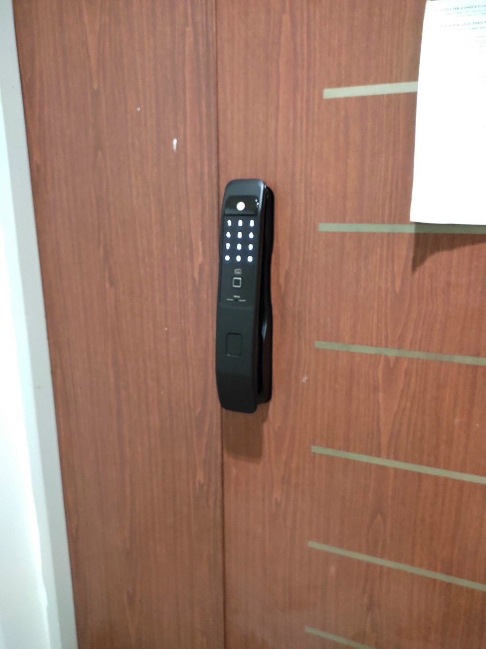 Khóa cửa vân tay Yale YMI70A
