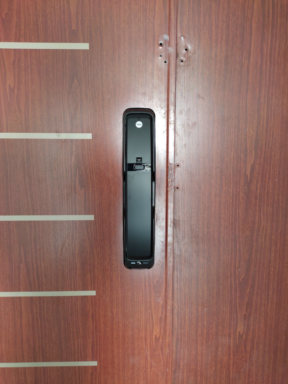 Khóa cửa vân tay Yale YMI70A